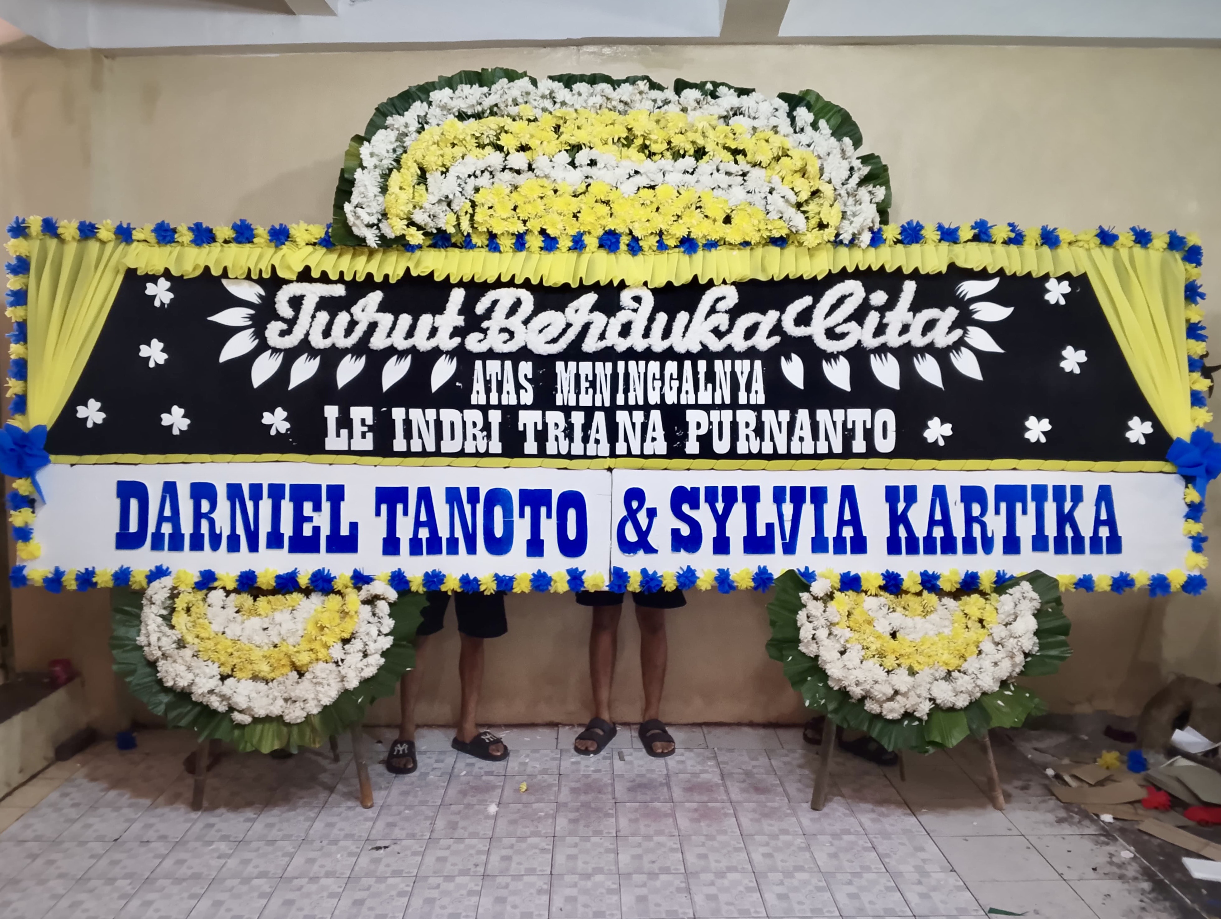 Bunga Papan Turut Berduka Cita Dekat Rumah Duka